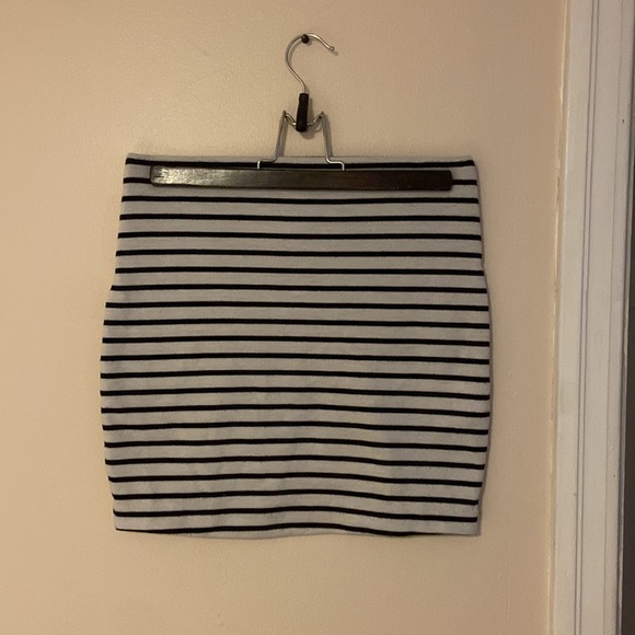 Black and white strip mini fitted skirt, size small - Picture 3 of 3